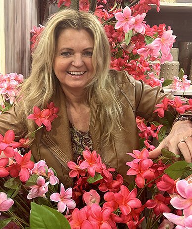 Nance met haar premium zijden bloemen collectie